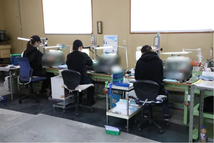 工場での作業風景